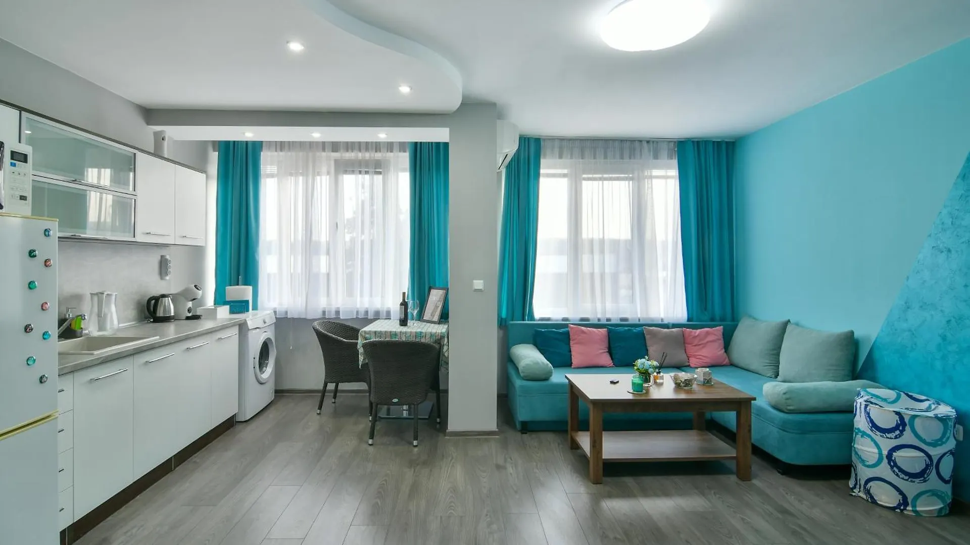 By The Sea - Central With Free Parking Varna Apartament
