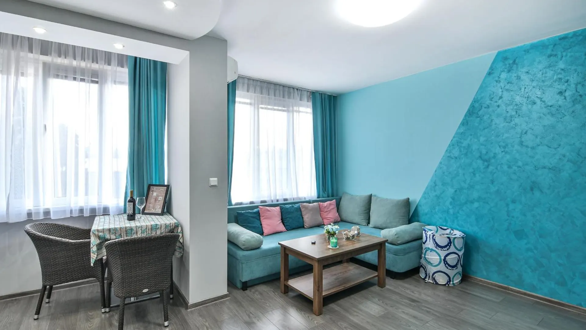 By The Sea - Central With Free Parking Varna Apartament